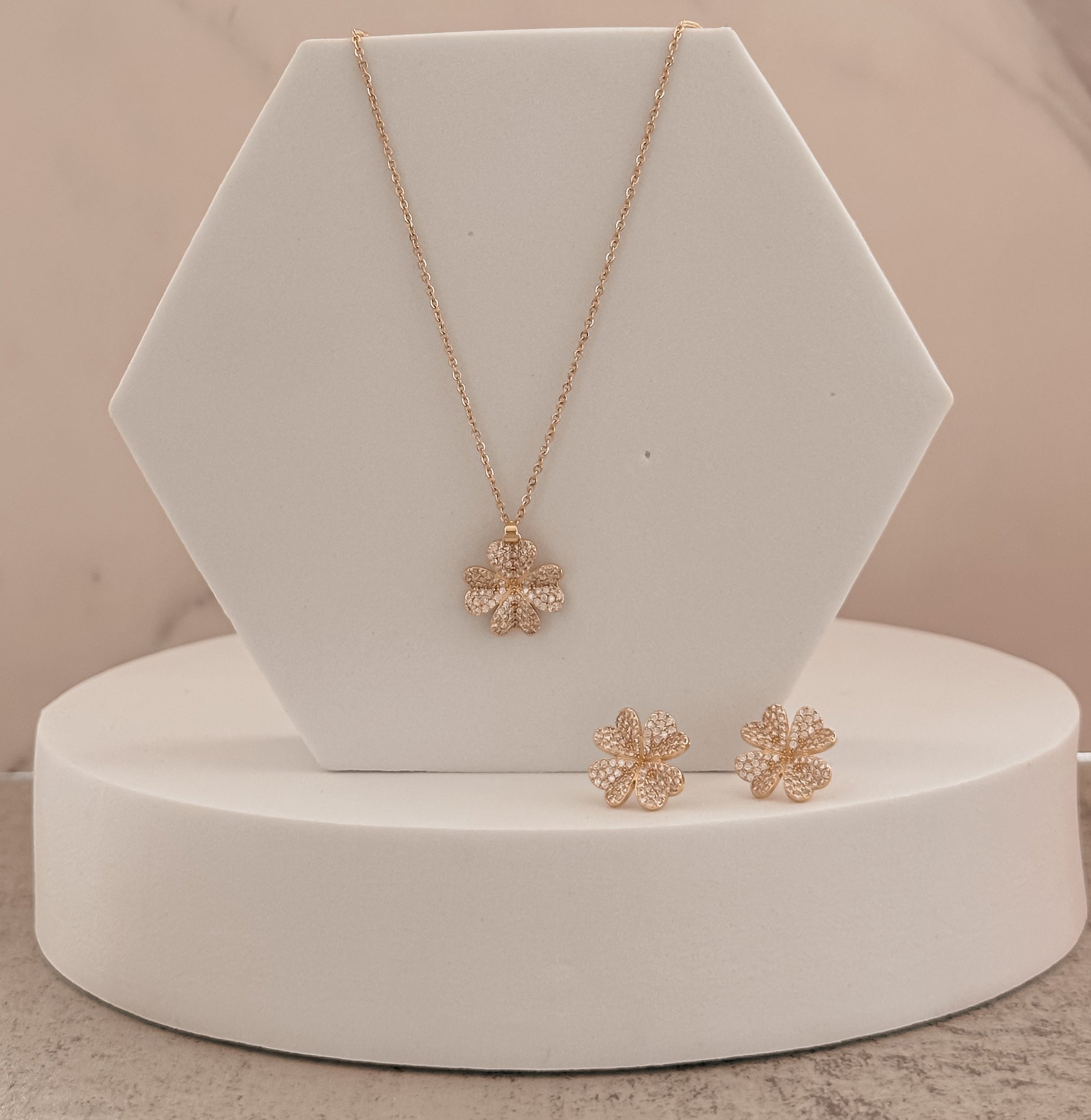 Pantallas y cadena de flor