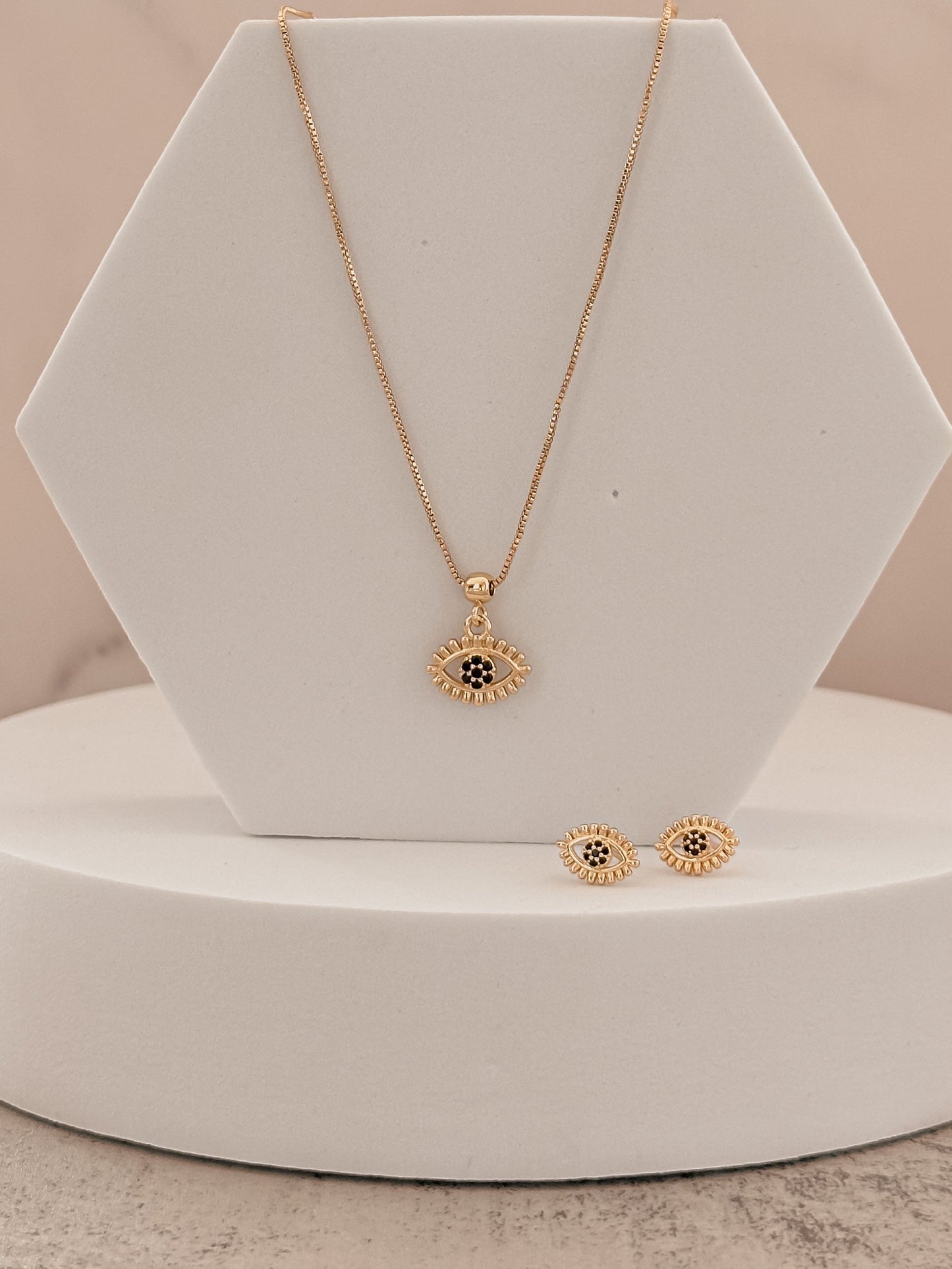 Cadena y pantalla  de ojo