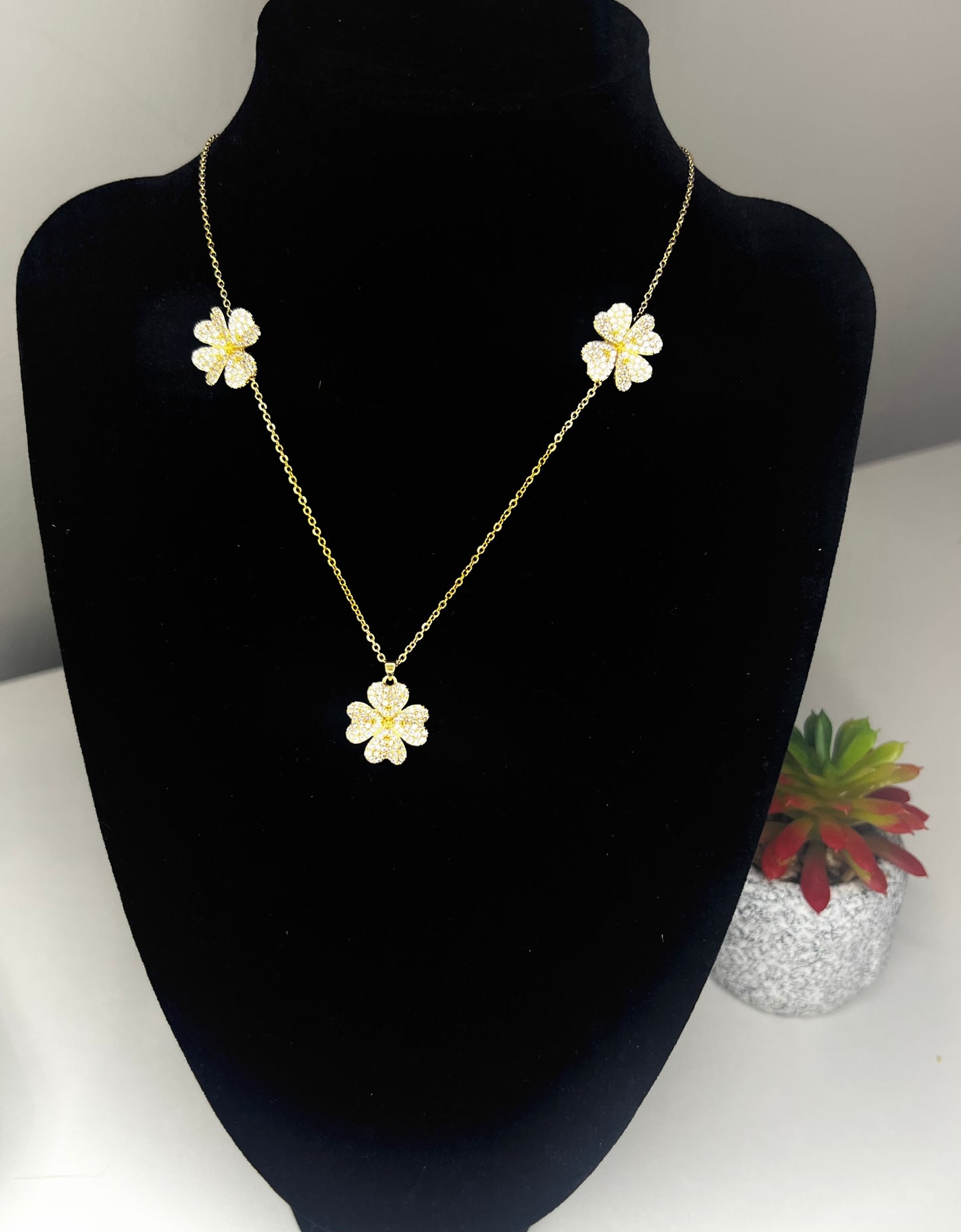 Pantallas y cadena de flor