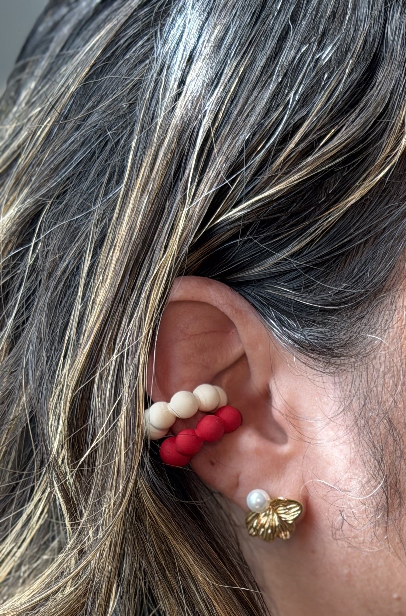 ear cuff rojo y blanco