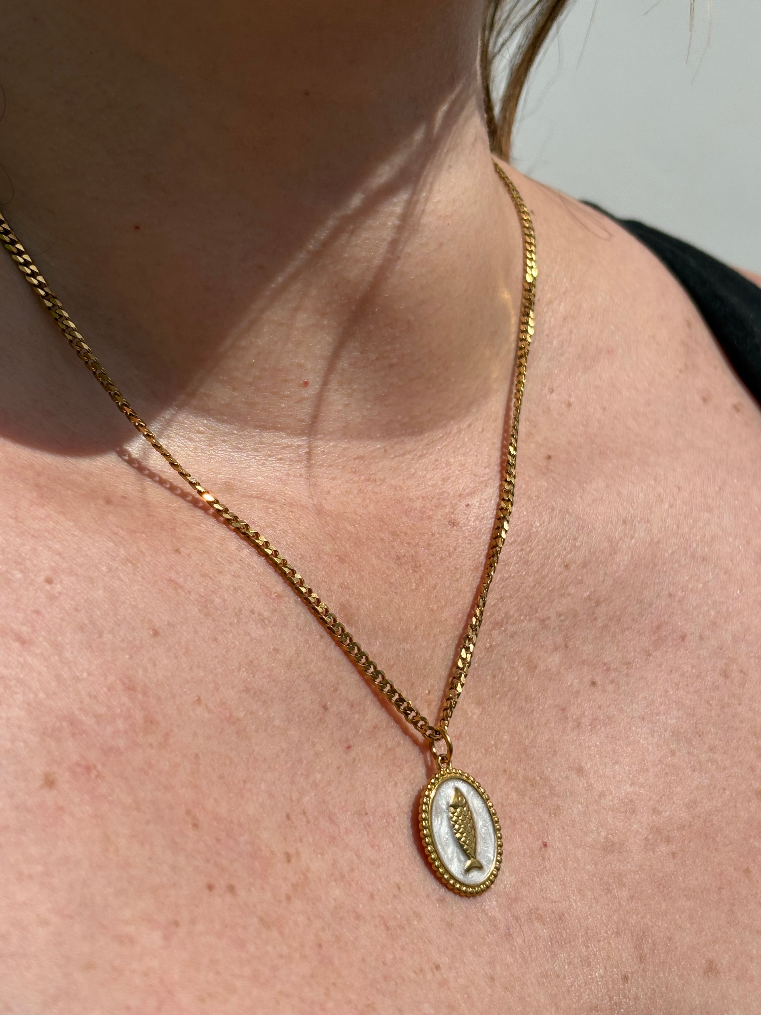 collar pez blanco